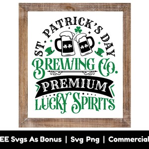 St Patrick's Day Brewing Co Svg Png Files, Svg Premium, Lucky Spirits Svg, Svg irlandais, Svg de chopes à bière, Svg de chemise porte-bonheur pour femme
