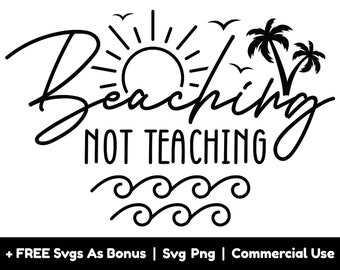 Op de afbeelding: Zwart-wit grafisch ontwerp met de tekst "Beaching Not Teaching", een zon en palmbomen. Golvende lijnen stellen het water voor.
