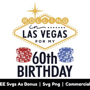 Puede incluir: Un letrero dorado de Las Vegas con el texto "ROLLING in LAS VEGAS FOR MY 60th BIRTHDAY". El letrero est&aacute; rodeado por dos pilas de fichas de p&oacute;quer, una roja y otra azul.