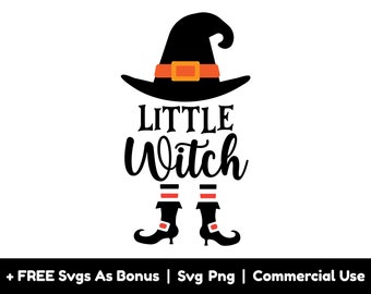 Op de afbeelding: Zwarte en oranje Halloween-thema grafiek met de tekst "Little Witch" en een heksenhoed met een zwarte rand en een zwarte, puntige bovenkant. De hoed heeft een oranje band eromheen. Onder de tekst staan twee zwarte heksenlaarzen met oranje gespen.