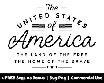 Könnte beinhalten: Schwarzweißes Grafikdesign mit dem Text "The United States of America, The Land of the Free, The Home of the Brave". Zwei amerikanische Flaggen sind im Design enthalten. Der Text "+ FREE Svgs As Bonus | Svg Png | Commercial Use" befindet sich am unteren Rand des Designs.