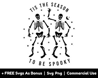 Könnte beinhalten: Schwarzweißes Grafikdesign mit zwei tanzenden Skeletten und dem Text "Tis the season to be spooky".