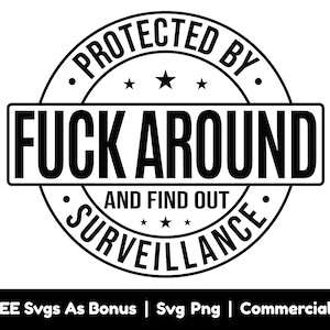 Puede incluir: Un diseño gráfico en blanco y negro con el texto "PROTECTED BY FUCK AROUND AND FIND OUT SURVEILLANCE" dispuesto en un formato circular y rectangular. El diseño incluye estrellas y las palabras "+ FREE Svgs As Bonus | Svg Png | Commercial Use".
