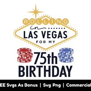 Puede incluir: Un letrero de Las Vegas dorado y blanco con el texto "ROLLING in.... LAS VEGAS FOR MY 75th BIRTHDAY". El letrero est&aacute; rodeado por dos pilas de fichas de p&oacute;quer rojas y azules.