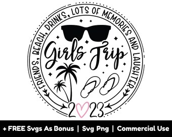 Könnte beinhalten: Schwarzweißes Grafikdesign mit dem Text "Friends, Beach, Drinks, Lots of Memories and Laughter" in einem Kreis. Der Text "Girls Trip" befindet sich in der Mitte des Kreises. Das Design enthält zwei Flip-Flops, einen Palmenbaum und eine Sonnenbrille. Das Jahr 2023 befindet sich am unteren Rand des Kreises mit einem rosa Herzen.