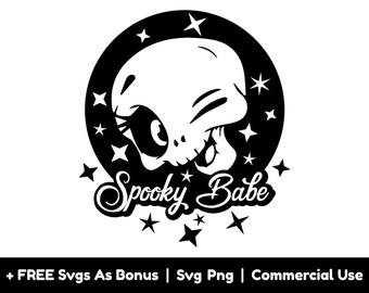 Può includere: Illustrazione in bianco e nero di un teschio di cartone animato con un occhiolino e un sorriso. Il teschio è all'interno di un cerchio con stelle. Il testo "Spooky Babe" è sotto il cerchio.