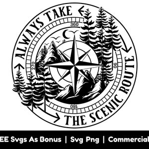 Può includere: Design di bussola in bianco e nero con il testo "Always Take The Scenic Route". La bussola presenta una catena montuosa, alberi e una rosa dei venti.
