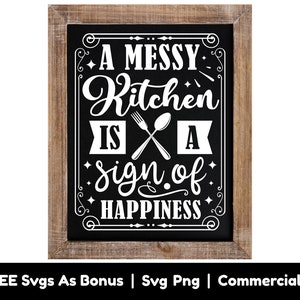 Een rommelige keuken Is een teken van geluk Svg Png-bestanden, grappige keuken Svg, Poster Svg, keuken Decor Svg, koken Svg, keuken teken Svg