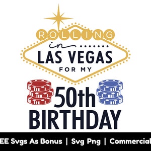 Puede incluir: Un letrero dorado de Las Vegas con el texto "ROLLING in LAS VEGAS FOR MY 50th BIRTHDAY". Pilas de fichas de p&oacute;quer rojas y azules a cada lado del texto "50th".