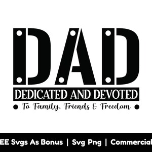 以下が含まれることがあります： 黒と白のグラフィックデザインで、「DAD」という単語が大きな文字で書かれています。「DEDICATED AND DEVOTED」というテキストは、「DAD」という単語の下にあります。「To Family, Friends & Freedom」というテキストは、「DEDICATED AND DEVOTED」というテキストの下にあります。