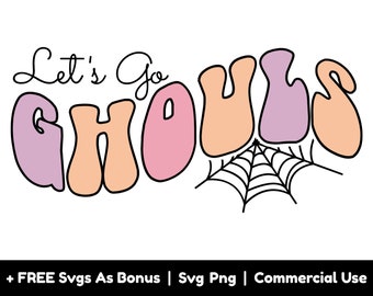 Op de afbeelding: De tekst "Let's Go Ghouls" in een retro-lettertype met een roze, oranje en paarse kleurstelling. Een zwart spinnenweb bevindt zich onder de tekst.