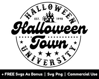 Op de afbeelding: Zwart-wit grafisch ontwerp van een vintage-stijl logo voor Halloween Town University. Het logo toont een kasteel met vleermuizen en de tekst "EST. 1998" boven de woorden "Halloween Town University".
