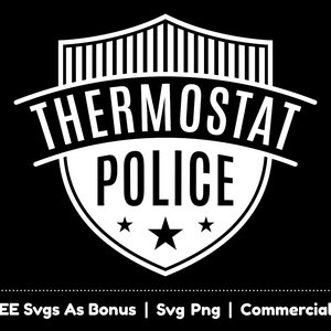 以下が含まれることがあります： 「THERMOSTAT POLICE」という文字が書かれた盾の白黒のグラフィックデザイン。盾の中央には大きな星があり、その両側に小さな星が2つあります。盾の下には「+ FREE Svgs As Bonus | Svg Png | Commercial Use」という文字があります。