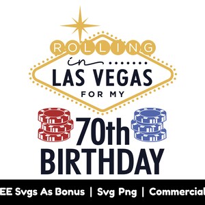 Puede incluir: Un letrero dorado de Las Vegas con el texto "ROLLING in LAS VEGAS FOR MY 70th BIRTHDAY". Dos pilas de fichas de p&oacute;quer, una roja y otra azul, est&aacute;n debajo del letrero.