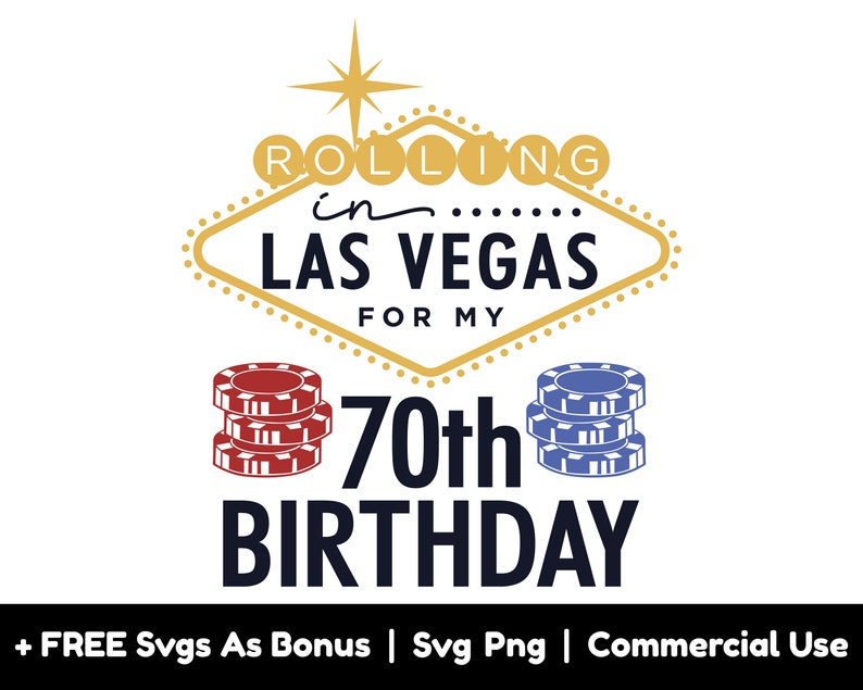 Puede incluir: Un letrero dorado de Las Vegas con el texto "ROLLING in LAS VEGAS FOR MY 70th BIRTHDAY". Dos pilas de fichas de p&oacute;quer, una roja y otra azul, est&aacute;n debajo del letrero.
