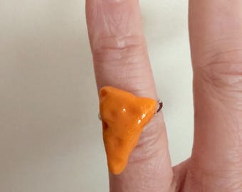 Anillo ajustable con forma de cuña de queso
