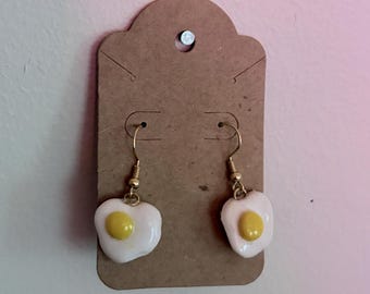 Pendientes colgantes con forma de huevo frito