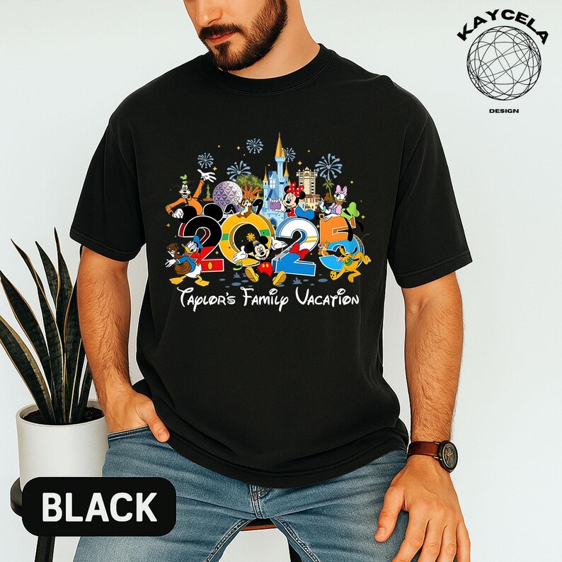 Puede incluir: Camiseta negra con un dise&ntilde;o gr&aacute;fico colorido con los n&uacute;meros "2023" y personajes de Disney. El dise&ntilde;o incluye a Mickey Mouse, el Pato Donald y Minnie Mouse, con el texto "Taylor's Family Vacation". La palabra "BLACK" est&aacute; impresa abajo.