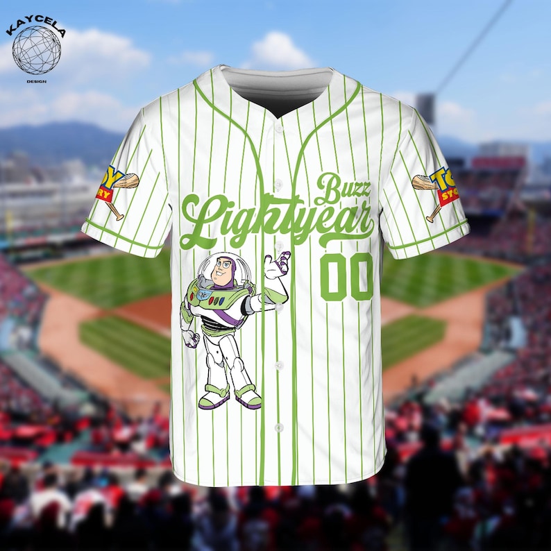 Puede incluir: Camiseta de b&eacute;isbol blanca con finas rayas verdes, con un gr&aacute;fico de Buzz Lightyear. La camiseta tiene las palabras "Lightyear" y "Buzz" en verde, junto con el n&uacute;mero "00". Las mangas tienen parches de "Toy Story".
