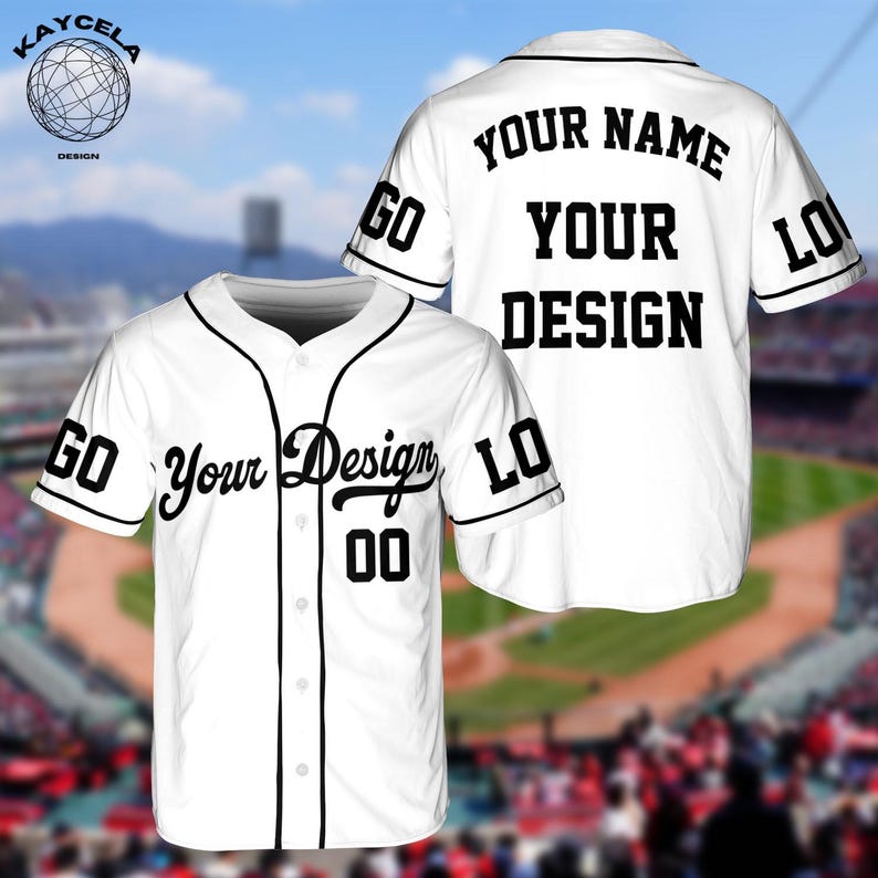 以下が含まれることがあります： 黒いトリムとテキストが入った白い野球ジャージ。前面には「Your Design」と数字の「00」があります。袖には「GO」と「LO」があります。背面には「YOUR NAME」と「YOUR DESIGN」が表示されています。