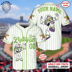 Puede incluir: Camiseta de b&eacute;isbol blanca con rayas verdes, con gr&aacute;ficos de Buzz Lightyear. La camiseta tiene el texto "Buzz Lightyear" y el n&uacute;mero "00" en la parte delantera. La parte trasera tiene "YOUR NAME" impreso encima de un gr&aacute;fico de Buzz Lightyear. Disponible en tallas para adultos, ni&ntilde;os y j&oacute;venes.