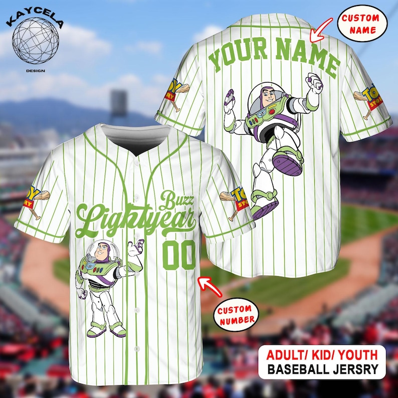Puede incluir: Camiseta de b&eacute;isbol blanca con rayas verdes, con gr&aacute;ficos de Buzz Lightyear. La camiseta tiene el texto "Buzz Lightyear" y el n&uacute;mero "00" en la parte delantera. La parte trasera tiene "YOUR NAME" impreso encima de un gr&aacute;fico de Buzz Lightyear. Disponible en tallas para adultos, ni&ntilde;os y j&oacute;venes.