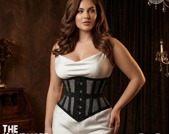Può includere: Un corsetto nero con un design a rete e a righe verticali, indossato sopra un abito bianco. Il corsetto ha una serie di piccoli bottoni sul davanti. L'immagine include il testo "THE HANDMADE LEAGUE" e un logo con le parole "100% Cotton" e "100% Genuine Handmade."