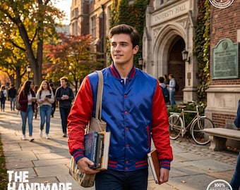 Könnte beinhalten: Eine Collegejacke mit blauem Rumpf und roten Ärmeln, ausgestattet mit rot-blau gestreiften Rippbündchen an Ärmeln und Kragen. Die Jacke hat eine Druckknopfleiste. Eine Person trägt eine Stofftasche, die mit Büchern und einem Notizbuch gefüllt ist.