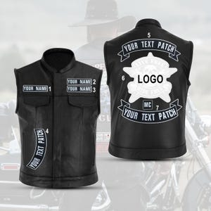 Könnte beinhalten: Schwarze Lederweste mit mehreren Taschen und Aufnähern. Die Weste trägt die Texte "YOUR NAME 1", "YOUR NAME 2", "YOUR NAME 3" und "YOUR TEXT PATCH". Auf der Rückseite der Weste befinden sich ein Logo und der Text "LIVE FREE RIDE FREE".