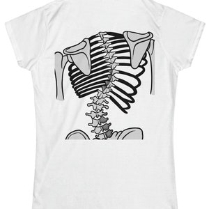 Skolios S-kurva fram och bak (höger bröstkorg, vänster ländryggskonvexitet) Damtröja