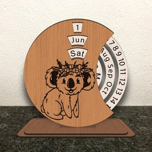 Koala z projektem kalendarza w kształcie korony kwiatowej, Koala kalendarz Svg, Koala z dekoracją kalendarza w kształcie korony kwiatowej Svg, Glowforge Svg, Koala SVG
