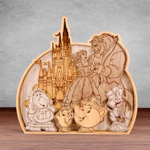 Puede incluir: Un recorte de madera de Bella y la Bestia de la película de Disney La Bella y la Bestia. El recorte también presenta el icónico Castillo de Cenicienta de Walt Disney World, así como personajes de la película, incluyendo a Din Don, Lumiere y la Señora Tetera.