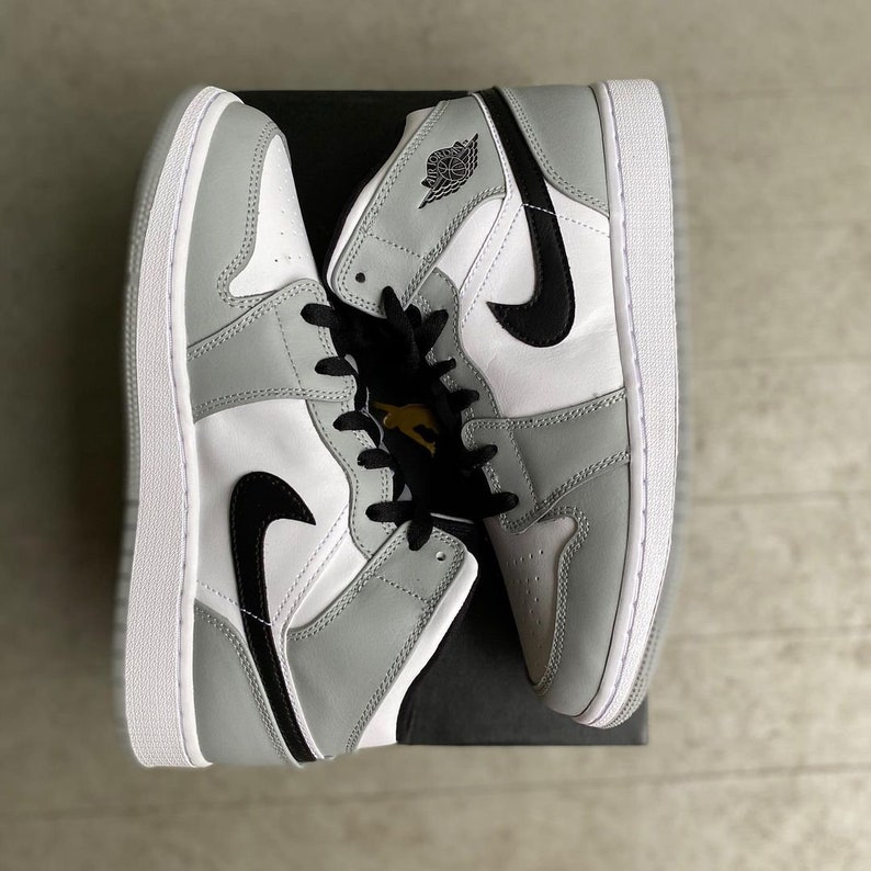 aj1 light smoke grey