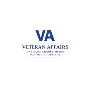 Könnte beinhalten: Ein weißer Aufkleber mit dem Text "VA" in Dunkelblau, darüber "VETERAN AFFAIRS" und der Satz "ONE MORE CHANCE TO DIE FOR YOUR COUNTRY" in kleinerer Schrift. Der Aufkleber hat einen weißen Rand.