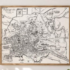 Puede incluir: Un mapa histórico en blanco y negro de la antigua Roma enmarcado sobre un fondo claro. La ilustración detallada presenta un intrincado trabajo de líneas que representa calles, monumentos y estructuras, todo dentro de un marco de madera simple.