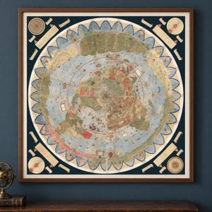 Puede incluir: Una pieza de arte mural cuadrada y enmarcada que presenta un mapa mundial circular de estilo antiguo con un borde festoneado. El mapa muestra continentes en tonos verdes y bronceados sobre un océano azul claro, rodeado de espacio azul oscuro.