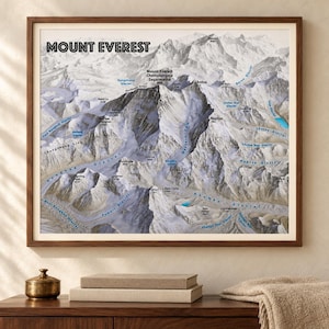 以下が含まれることがあります： MOUNT EVERESTと題された額装済みの地形図プリント。山脈、氷河、山頂の精巧な3D風レリーフが描かれており、ローツェ、ヌプツェ、クンブ氷瀑などの場所が黒と青の文字でラベル付けされています。