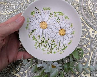 Hand-Painted Daisy Ring Dish, Ceramic Trinket dish, April Birth Flower Gift