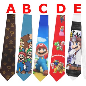 Puede incluir: Cinco corbatas con varios diseños. La corbata A es marrón con patrones de estrellas y signos de interrogación. La corbata B es azul claro con Mario y sus amigos. La corbata C es azul con Mario. La corbata D es roja con personajes navideños. La corbata E es blanca con Mario como médico.