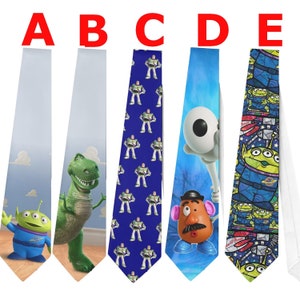 Puede incluir: Cinco corbatas novedosas con personajes de la película animada Toy Story. Los diseños incluyen una corbata azul con un extraterrestre, un dinosaurio verde, una corbata azul con Buzz Lightyear, una corbata azul con el Sr. Potato y una corbata con extraterrestres.
