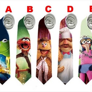 Puede incluir: Cinco corbatas novedosas con personajes de los Muppets. Las corbatas muestran a Kermit la Rana, Animal, Fozzie Bear, el Chef Sueco y Gonzo. Cada corbata tiene un esquema de color y diseño de personaje diferente.