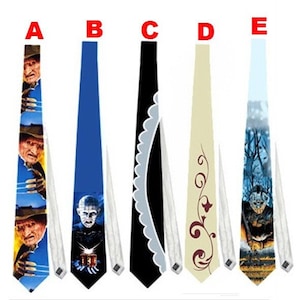 Könnte beinhalten: Fünf Krawatten mit einzigartigen Designs. Krawatte A zeigt Freddy Krueger, Krawatte B Pinhead, Krawatte C ist schwarz mit einem gewellten Rand, Krawatte D ist beige mit burgunderfarbenen Wirbeln und Krawatte E zeigt Jason Voorhees. Jede Krawatte hat eine weiße Rückseite.
