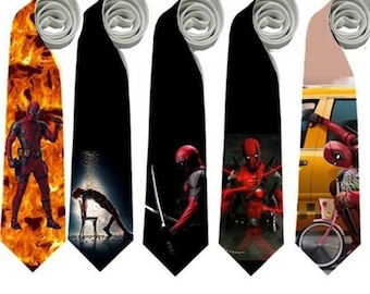 Könnte beinhalten: Fünf Krawatten mit Deadpool-Designs. Die Krawatten haben einen schwarzen Hintergrund mit verschiedenen Bildern der Figur. Eine Krawatte hat einen feurigen Hintergrund, während eine andere Deadpool mit einem Rollstuhl zeigt. Für Herren.