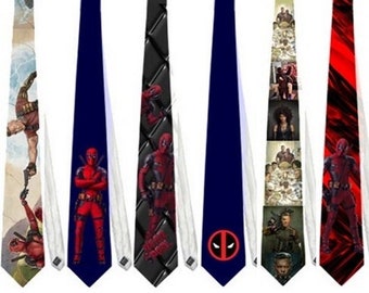 Könnte beinhalten: Sammlung von sechs Krawatten mit verschiedenen Designs. Die Krawatten zeigen Comicfiguren, darunter Deadpool, in verschiedenen Posen und Umgebungen. Die Farben sind Rot, Schwarz, Blau und Weiß. Einige Krawatten haben sich wiederholende Muster, andere zeigen vollständige Charakterillustrationen.