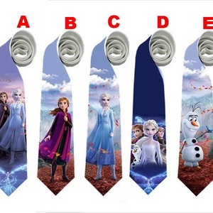 Puede incluir: Cinco corbatas con diseños de la película "Frozen". Cada corbata presenta diferentes personajes, como Elsa, Anna y Olaf, sobre un fondo de paisaje invernal. Las corbatas tienen un fondo azul claro y una parte superior enrollada gris.