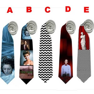 Peut inclure: Cinq cravates avec des motifs différents. L'une présente un fond bleu avec un visage de femme, une autre des images de personnages et le panneau Twin Peaks, une troisième un motif en zigzag noir et blanc, une quatrième un fond rouge avec un homme et la dernière une statue.