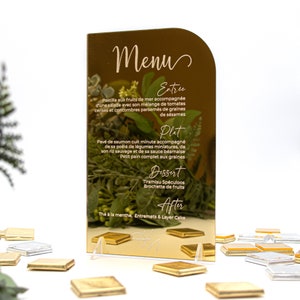 Wedding menu in plexiglass | Guest table placement | Wedding table decoration | Menu engraved in plexi