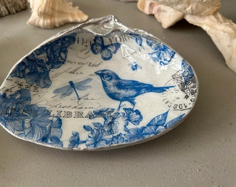 Decoupaged Trinket Dish, Shell Art Jewelry Dish, Clam Shell Décor, Clam Shell Jewelry Dish, Clam Shell Ring Dish, Coastal Gift, Hostess Gift