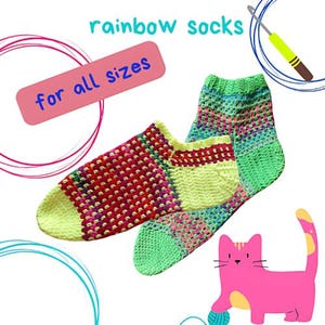 Op de afbeelding: Een paar kleurrijke gehaakte sokken in regenboogkleuren. De sokken zijn gemaakt met verschillende steken en kleuren, wat een uniek en opvallend ontwerp creëert. De tekst "rainbow socks for all sizes" staat op een roze rechthoek.