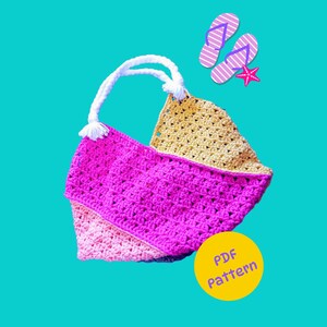 Op de afbeelding: Een gehaakte boodschappentas in roze, perzik en beige. De tas heeft witte handvatten en een label met de tekst "PDF Pattern".